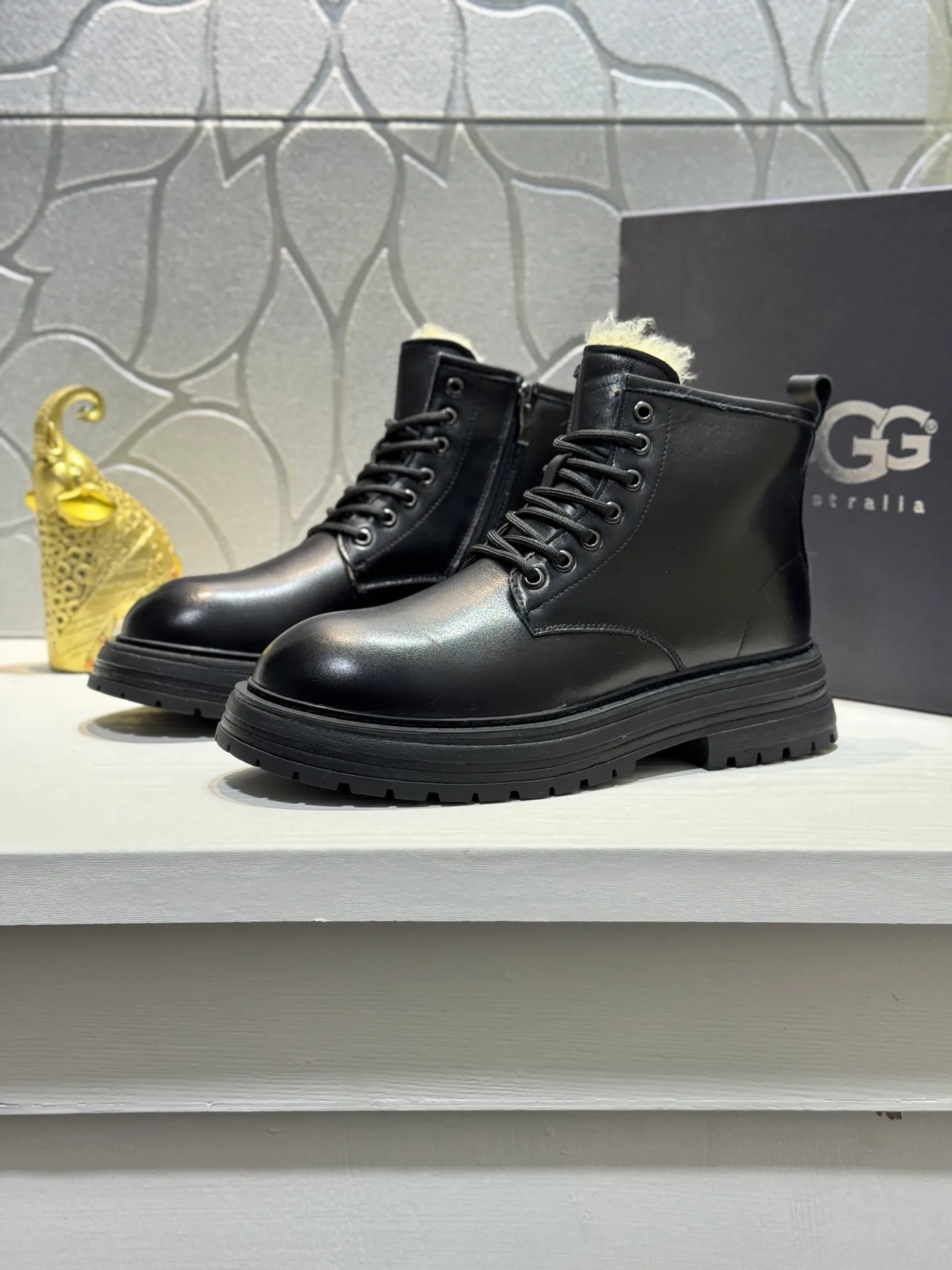 Men's men's shoes 💰660 [New style] 🦥🦥UGG - high-end quality 🔥Australian imported wool 🔥Full fur original single entry and exit counter without pressure, let you feel no replacement 💏The upper is made of first-layer cowhide 'all original Australian wool' Strict men's boots thick wool can be distinguished by the naked eye 💓Real wool keeps warm and does not smell like feet, warms the whole winter ✨Carefully crafted for those who know the goods🔥Size: 38-44 (45 customized